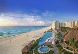 On the beach, beach towels - November 19-26 1 bedroom vacation (Cancún)