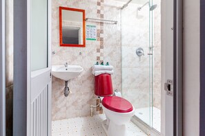 Quarto família | Banheiro | Chuveiro, produtos de toalete grátis, toalhas de banho, sabonete