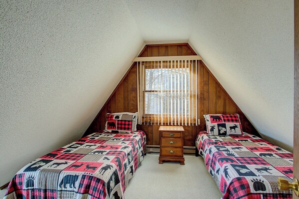 A bedroom with two beds, a wooden dresser, and a window with blinds. - Devils Gem Views, Firepit, Wi-Fi, Close to Hiking! (Seven Devils)