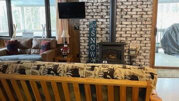 Una televisión, un reproductor de DVD, libros, una videoteca