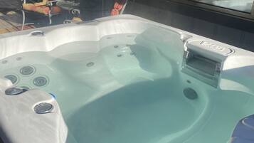 Bañera de hidromasaje al aire libre