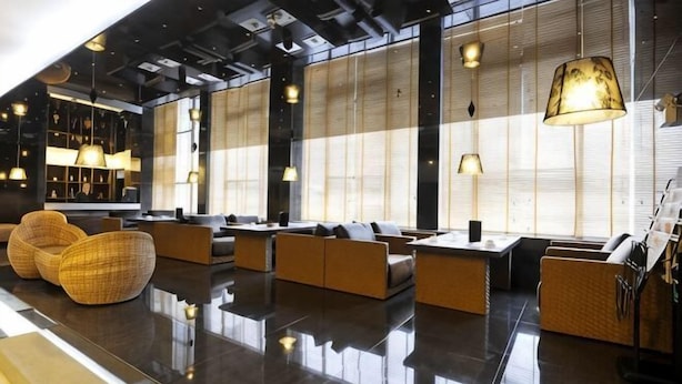 A modern lobby with seating areas, large windows, and pendant lighting. - Fuda Fashion Hotel (Chongqing)