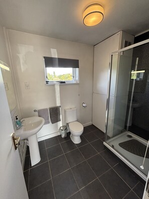Dobbeltrom – comfort, tilgjengelighetstilpasset, eget bad | Bad