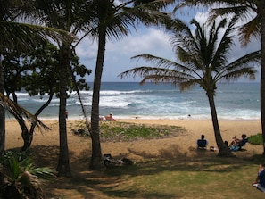 Beach nearby - 2 min walk to the beach / Parking , Kitchen , Pool (Honolulu)