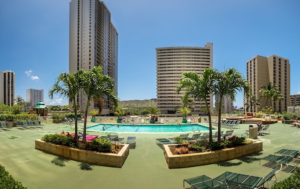 Outdoor pool - 2 min walk to the beach / Parking , Kitchen , Pool (Honolulu)