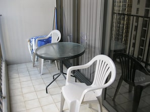 Outdoor dining - 2 min walk to the beach / Parking , Kitchen , Pool (Honolulu)