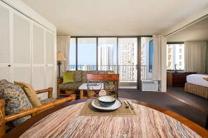 Interior - 2 min walk to the beach / Parking , Kitchen , Pool (Honolulu)