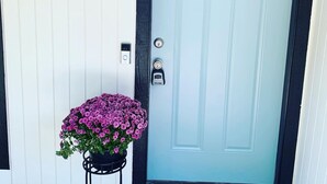 A door with a "Bienvenidos" sign, a doorbell, and a Master key. - Bluedoor House Comfy Home close to NB, SA, & RAFB (Live Oak)