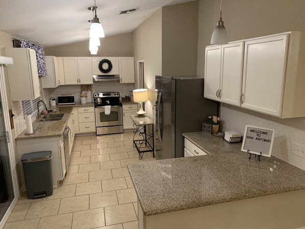 Jääkaappi, mikroaaltouuni, uuni, liesi