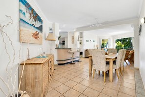 Apartamento standard | Área de estar | Smart TV 60 polegadas com canais a cabo, TV, Netflix
