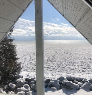 Paisaje nevado con cielo despejado y una estructura de puente.