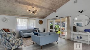 Smart TV, fireplace - Sunset Escape - Reserve Waterfront w/ Kayaks (Chain Valley Bay)