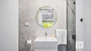 Badewanne, Haartrockner, Handtücher, Shampoo