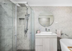 Bathtub, hair dryer, towels, shampoo - Sunset Escape - Reserve Waterfront w/ Kayaks (Chain Valley Bay)