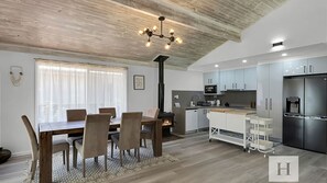 Dining - Sunset Escape - Reserve Waterfront w/ Kayaks (Chain Valley Bay)