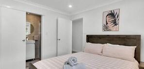 3 bedrooms, iron/ironing board, free WiFi, bed sheets - Sunset Escape - Reserve Waterfront w/ Kayaks (Chain Valley Bay)