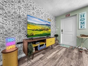 Interior - Newly renovated Cozy Beach Cottage B 1/2 of a duplex, 3min walk to beach (Holmes Beach)