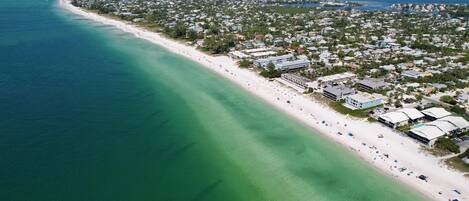 Beach nearby, sun loungers, beach towels