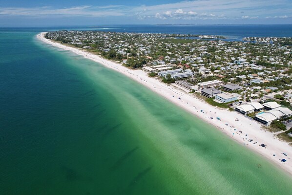 Beach nearby, sun-loungers, beach towels - Newly renovated Cozy Beach Cottage B 1/2 of a duplex, 3min walk to beach (Holmes Beach)
