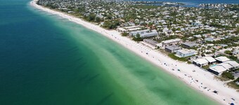 Charming 2bed AMI  Beach Cottage  1/2 of a duplex, 3min walk to beach