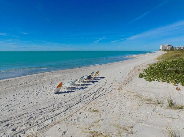 Perto da praia, espreguiçadeiras, toalhas de praia 