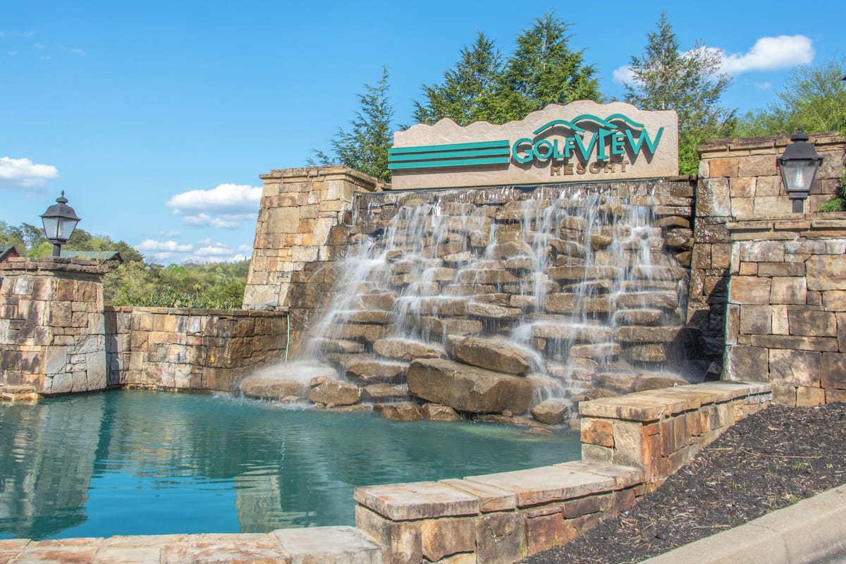 Señal de Golview Resort con una cascada y una piscina.