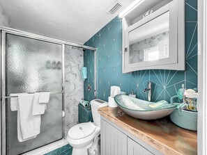 Een douche, een haardroger, handdoeken, zeep
