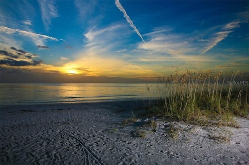 Newly renovated  Cozy Beach Cottage A1/2 of a duplex, 3min walk to beach