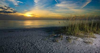 Newly renovated Cozy Beach Cottage A1/2 of a duplex, 3min walk to beach