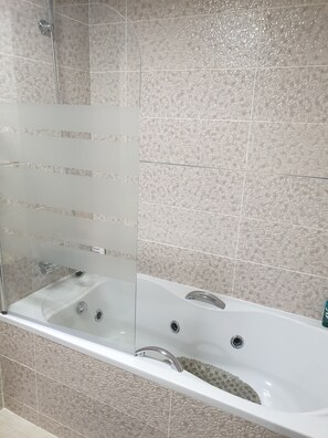 Bathtub, towels, soap, toilet paper - Piso nuevo reformado con todas las comodidades. (Castelló de la Plana)