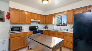 Hus - flera sängar - eldstad - utsikt mot bergen | Eget kök | Kylskåp, mikrovågsugn, ugn och spishäll