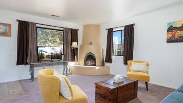 Hus - flera sängar - eldstad - utsikt mot bergen | Vardagsrum | 42-tums tv med kabelkanaler och eldstad