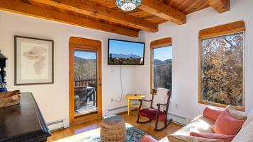 Rumah, Beberapa Tempat Tidur, balkon, pemandangan gunung | Area keluarga | Televisi layar datar 42-inci dengan saluran TV digital dan perapian