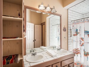 Kabin, Beberapa Tempat Tidur, kolam renang pribadi, pemandangan gunung | Kamar mandi | Handuk dan tisu toilet