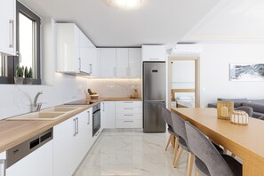 Fridge, oven, stovetop, dishwasher