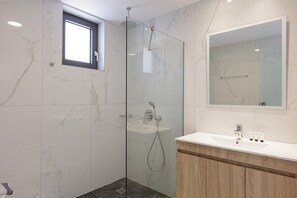 Doccia, asciugacapelli, asciugamani, sapone