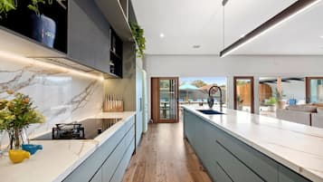 Een koelkast, een magnetron, een oven, een kookplaat