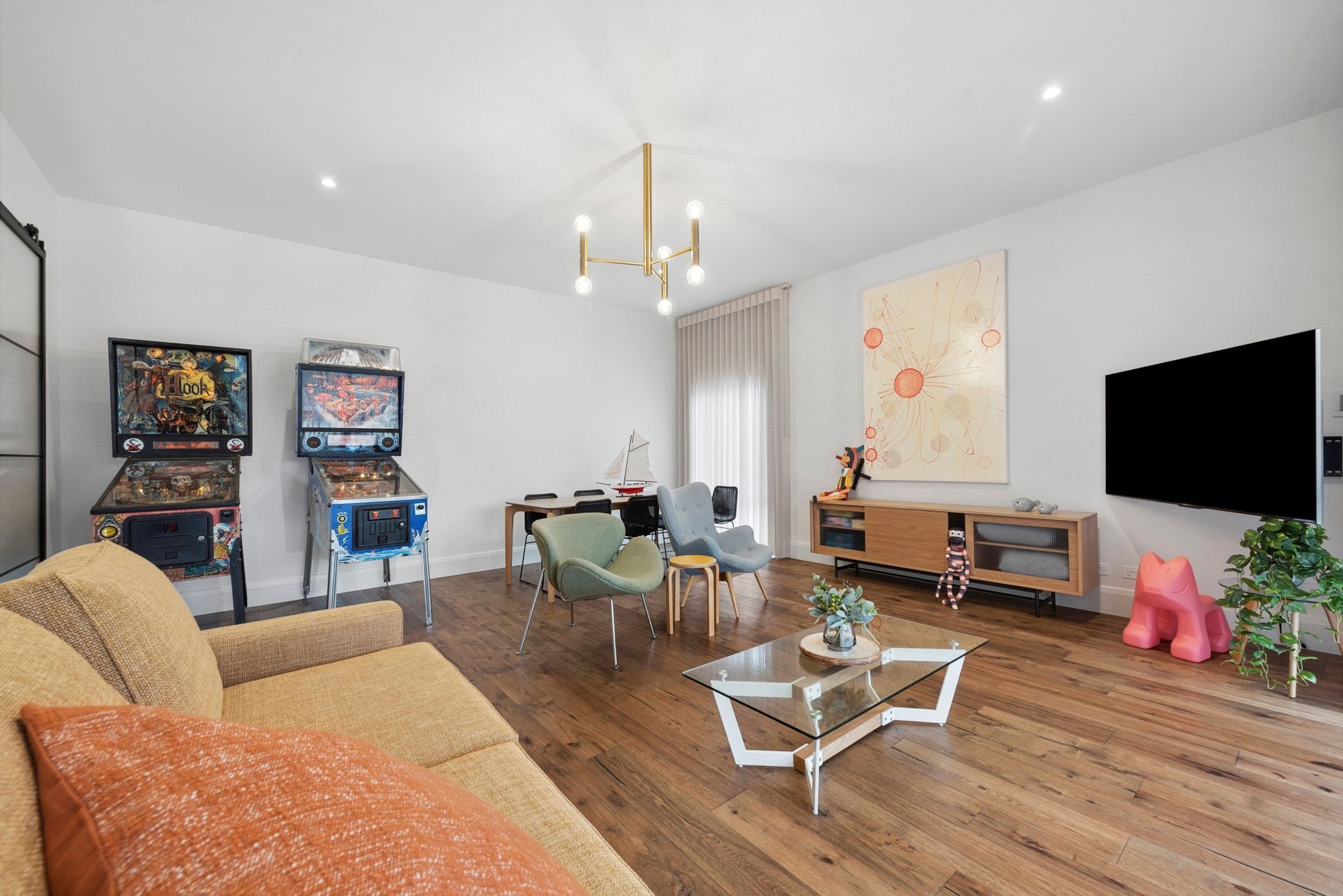 Smart TV, fireplace