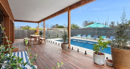 Saltwater FIELD-650m to beach+8m heated*POOL-6 bedrooms, up to 22 guests FOXTEL