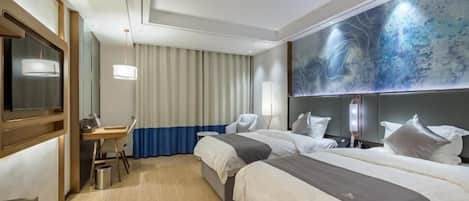 Habitación de hotel con dos camas, un escritorio y un cuadro abstracto grande en la pared.