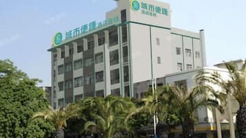 Un edificio de varios pisos con un cartel que indica que es un hospital.