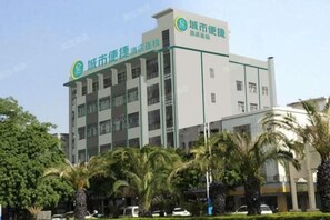 A multi-story building with a sign indicating it is a hospital. - City Comfort Inn (Zhongshan Dongfeng Town Government) (Zhongshan)