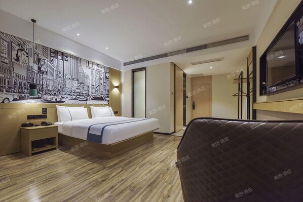 A modern hotel room with a bed, bedside table, and a wall mural. - City Comfort Inn (Dongguan Gaobu Avenue) (Dongguan)