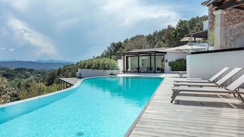 3 hồ bơi ngoài trời, dù/ô trên bãi biển/hồ bơi, ghế dài tắm nắng