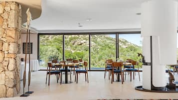 Se sirven desayunos y cenas; cocina italiana; junto a la piscina