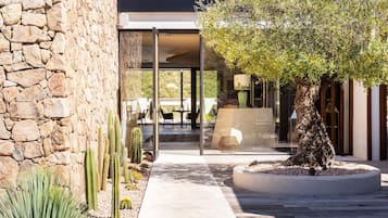 Aperto a colazione e cena, cucina italiana, con vista sulla piscina