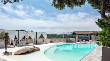 3 hồ bơi ngoài trời, dù/ô trên bãi biển/hồ bơi, ghế dài tắm nắng