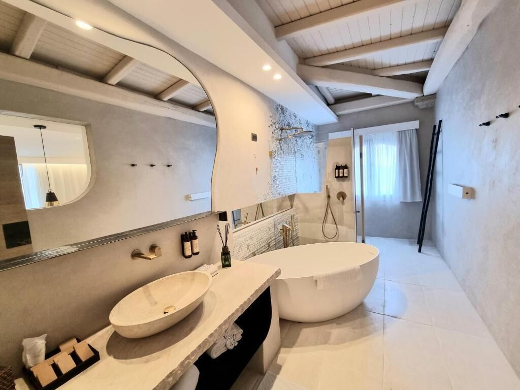 Junior Suite Deluxe | Bagno | Doccia, set di cortesia gratuito, asciugacapelli, accappatoio