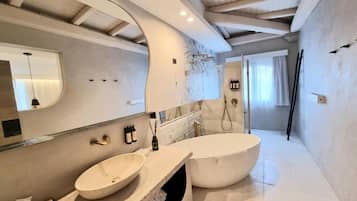 Junior Suite Deluxe | Bagno | Doccia, set di cortesia gratuito, asciugacapelli, accappatoio