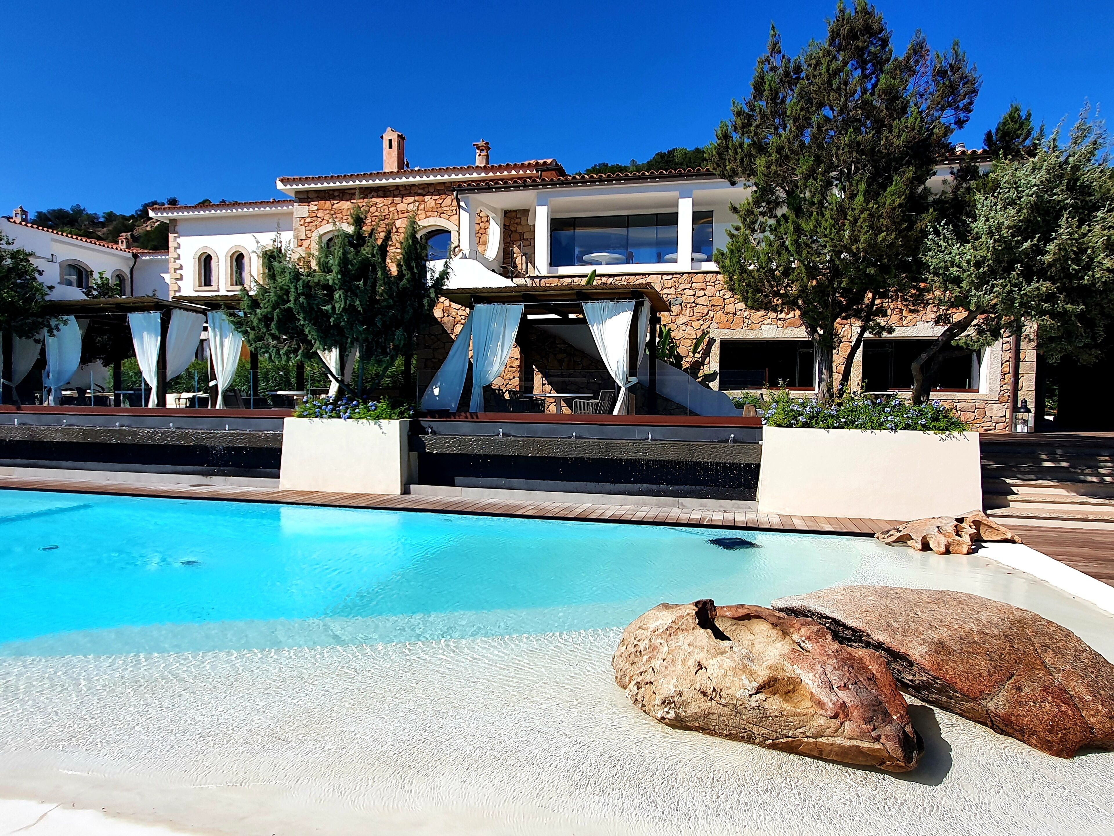 3 piscinas al aire libre, sombrillas, sillones reclinables de piscina